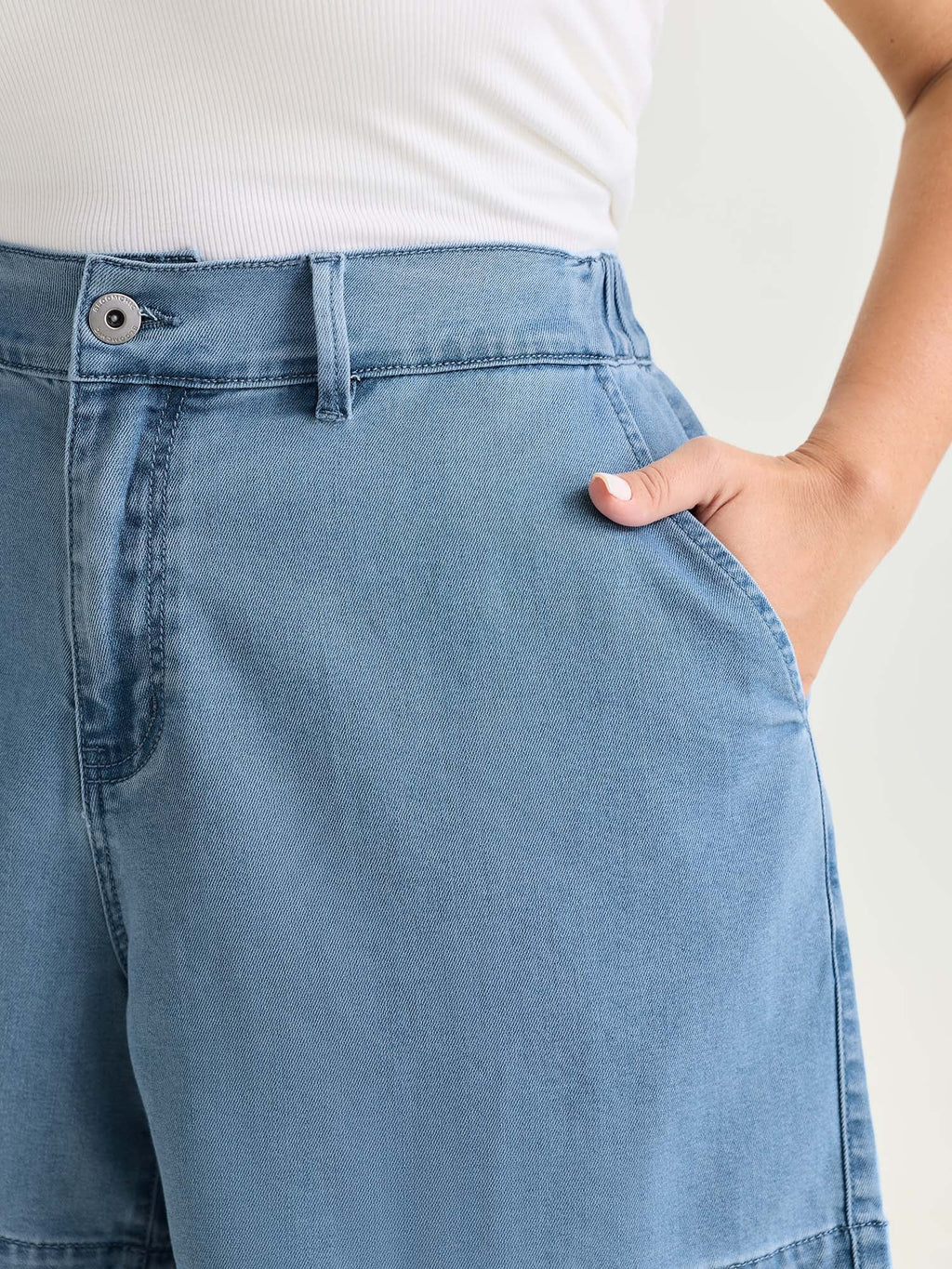 Light Washed Pockets Wide Leg Denim Shorts